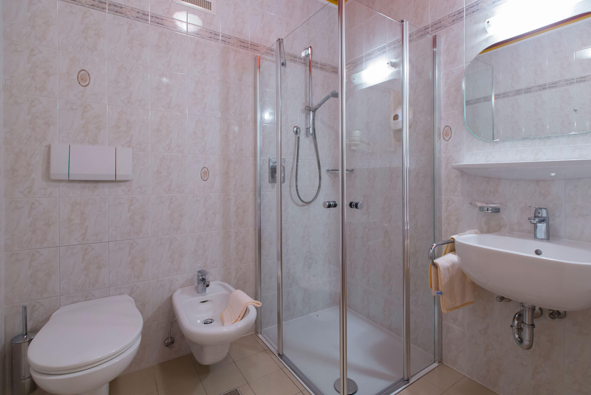 Komfort Zimmer - Bett - Tirolerhof Taisten