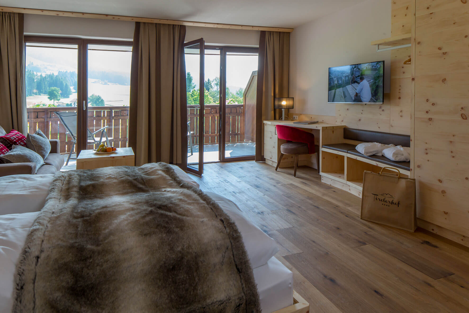 Tirolerhof Juniorsuite Zimmer - Tirolerhof Taisten